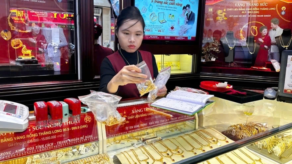 Domestic gold prices drop sharply after beating VND100 million per tael mark